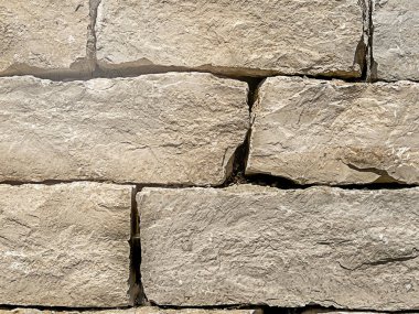 Düzensiz şekilli gri taşlar dizilmiş desenli taş zemin. Yüzeyde doğal varyasyonlar ve çatlaklar var. Yüksek kalite fotoğraf