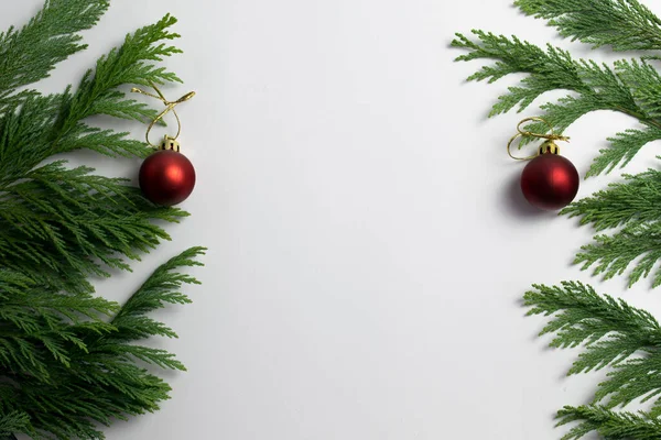 Yeni yıl kartı. Resim kırmızı oyuncaklı iki Noel ağacı içeriyor..