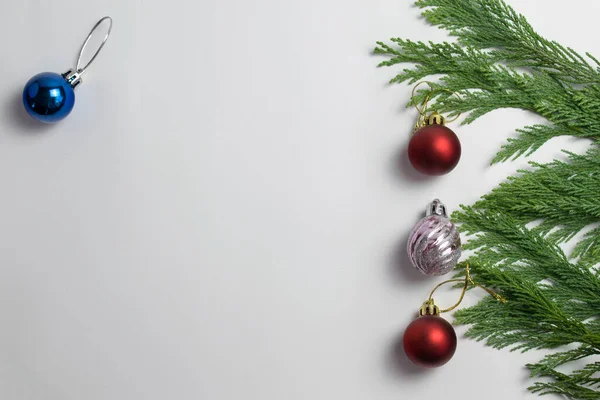 Πρωτοχρονιάτικη Κάρτα Εικόνα Στα Δεξιά Είναι Ένα Χριστουγεννιάτικο Δέντρο Παιχνίδια Εικόνα Αρχείου