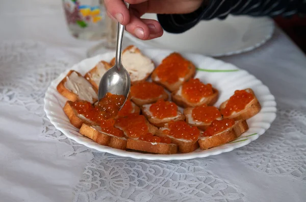 Die Hand Einer Frau Legt Roten Kaviar Aufs Brot Macht — Stockfoto