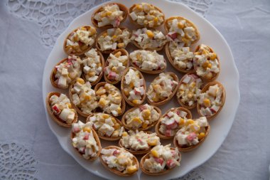 Masanın üzerinde, tabağın üzerinde içi lezzetli dolgularla dolu sepetler var..