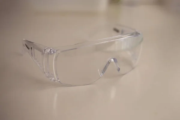 Masada tıbbi gözlük var. Plastikten yapılmış..