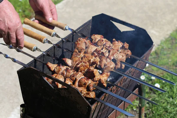 Kebab Gebakken Grill Twee Handen Houden Een Spies Met Vlees — Stockfoto