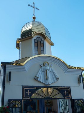 Sarı kubbeli şapel. Mavi gökyüzünün arka planında.