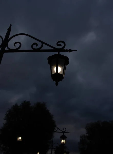 Lâmpada Rua Brilha Noite Contra Fundo Nuvens Escuras — Fotografia de Stock