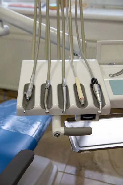 牙医桌上有仪器 垂直框架 — 图库照片