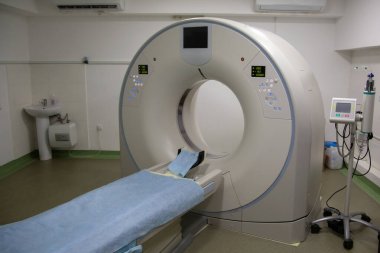 Hastanenin bilgisayarlı tomografi makinesi var. Yatay çekim.