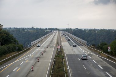 ÜRETIM şarap bölgesi Winningen 6 köprü görünümü