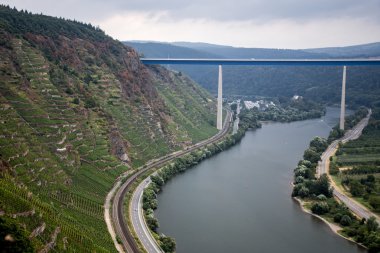 Şarap bölgesi Moselle Nehri Köprüsü ile
