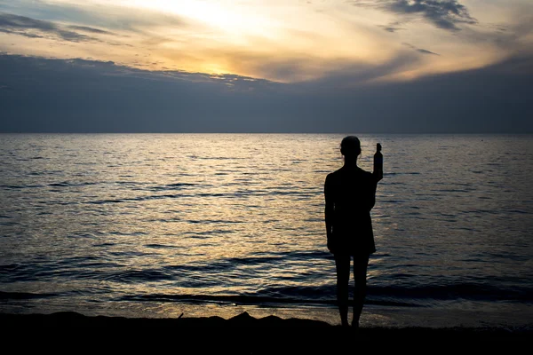 Silueta de niña en la playa al atardecer 2 — Foto de Stock