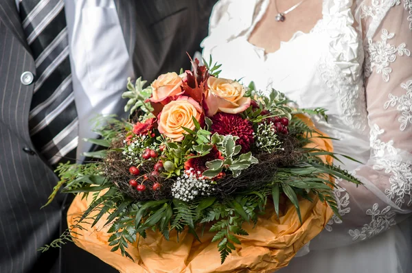 ロマンチックな結婚カップル結婚式のシンボル花 — ストック写真