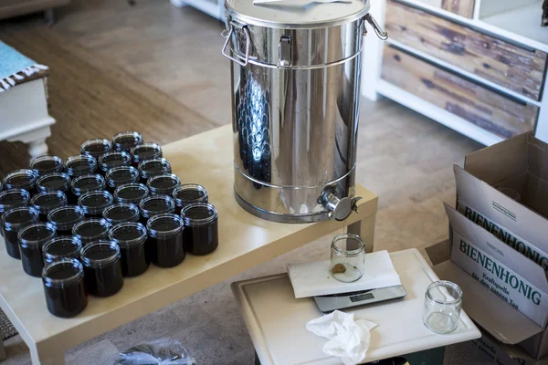 Apicultor haciendo abejas frescas de miel dorada saludables — Foto de Stock