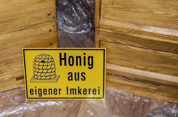 Imker tools voorraad voor bijen en Duits bord — Stockfoto