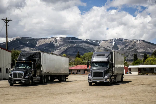 Ciężarówki przyczepa parking góry west Stany Zjednoczone Ameryki — Zdjęcie stockowe