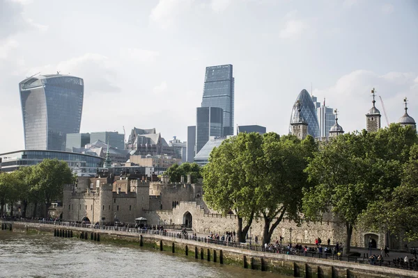 Distrito financeiro da Cidade e Torre de Londres — Fotografia de Stock