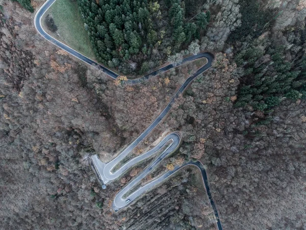 Εποχές Concept χειμώνα ή φθινόπωρο Aerial view Winding road serpentine mountain pass village Brodenbach Γερμανία — Φωτογραφία Αρχείου