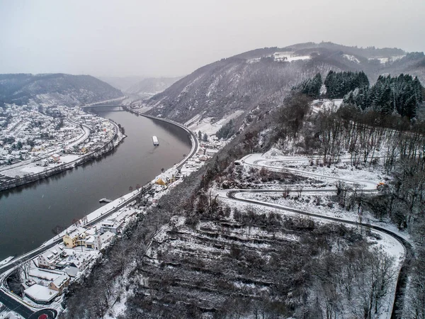 Stagioni Concetto inverno Veduta aerea del villaggio della Mosella Brodenbach in Germania in una giornata nebbiosa — Foto Stock