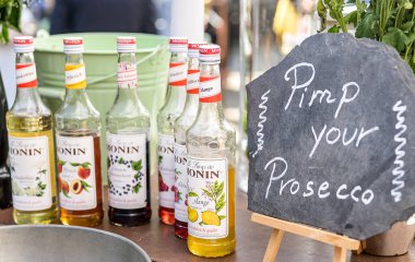 25.05.2019 Ochtendung Germany- Parti masasında Syrop de Monin aromalı şeker şurubu şişeleriyle imzanı at