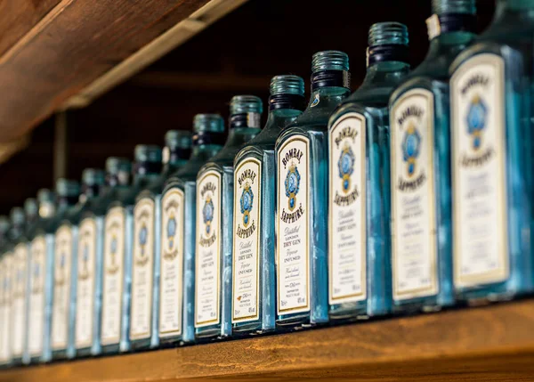 25.05.2019 Ochtendung - Alemanha Safira Bombaim Blue Gin para Gim e Cocktail Tônico vazio Garrafas Fileira — Fotografia de Stock