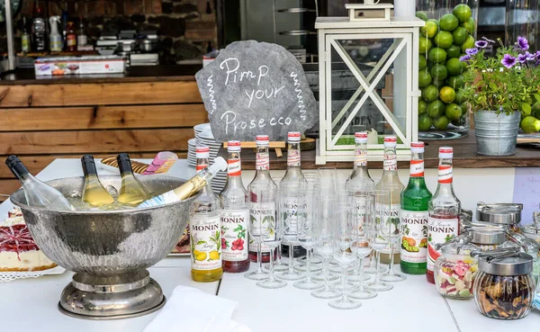 25.05.2019 Ochtendung Germany- Pimp your prosecco sign with Syrop de Monin flavored sugar syrup bottles on a party table — Stock Photo, Image