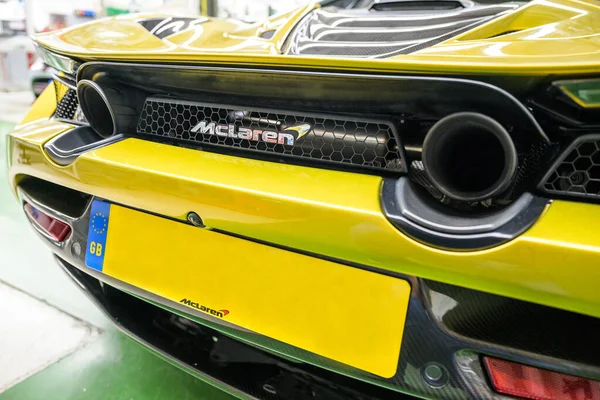 06.09.2018 sistema de escape trasero y ventilación de McLaren 720S spider hypercar super sportscar placa de matrícula en blanco — Foto de Stock