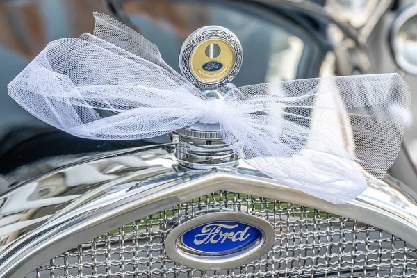 Koblenz Alemania 12.12.2019 Parrilla frontal de Oldtimer antiguo Ford Typ A Tudor Sedán, construido en el año 1928 durante una boda decorada — Foto de Stock