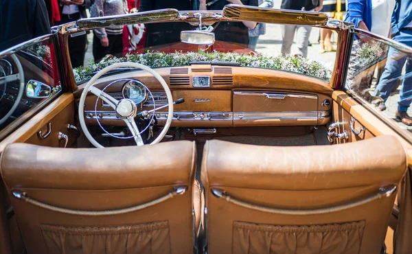 Ochtendung Alemania 25.05.2019 Interior Mercedes-Benz 300 Adenauer W186 Cabriolet lujo Oldtimer decorado para boda — Foto de Stock