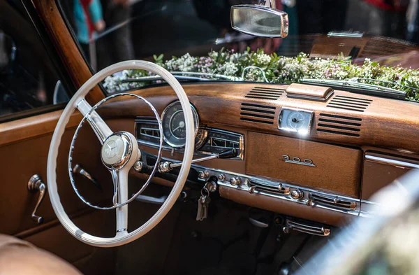 Ochtendung Allemagne 25.05.2019 Intérieur Mercedes-Benz 300 Adenauer W186 Cabriolet luxe Oldtimer décoré pour mariage — Photo