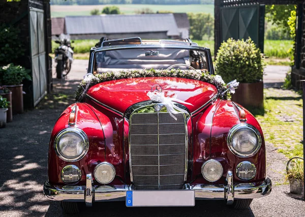 Ochtendung Alemania 25.05.2019 Mercedes-Benz Typ 300 Adenauer W186 Cabriolet lujo Oldtimer decorado para boda — Foto de Stock