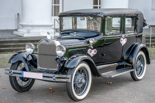 Koblenz Alemania 12.12.2019 Oldtimer antiguo Ford Typ A Tudor Sedán, construido en el año 1928 durante una boda decorada — Foto de Stock