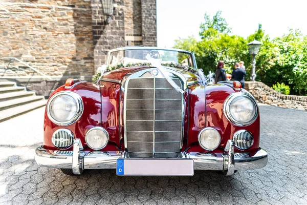Ochtendung Allemagne 25.05.2019 Mercedes-Benz Typ 300 Adenauer W186 Cabriolet luxe Oldtimer décoré pour mariage — Photo