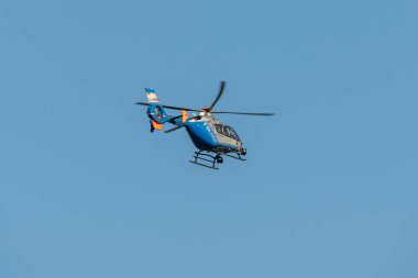 Almanya Koblenz 05.04.2020 D-HRPB polis helikopteri mavi gökyüzü arka planında şüpheli arıyor