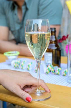 Bardakta köpüklü şarap, restoranda el ele ya da düğün yemeği.