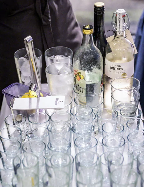 06.07.2019 Koblenz Alemanha copos com garrafa de álcool de avelã licor derramado em um copo de tiro durante o casamento da festa — Fotografia de Stock