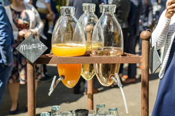 Vintage shabby chique velho pendurado garrafas com vinho e suco de maracuja em um casamento uma festa — Fotografia de Stock