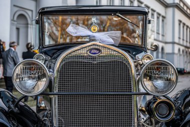 Koblenz Almanya 12.12.2019 Eski antika Ford Tipi Tudor Sedan 'ın ön ızgarası, 1928 yılında düğün dekorasyonu sırasında inşa edildi.