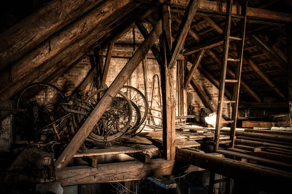 A rusty old vintage bikes in a barn with old farm machinery — Stock Photo, Image