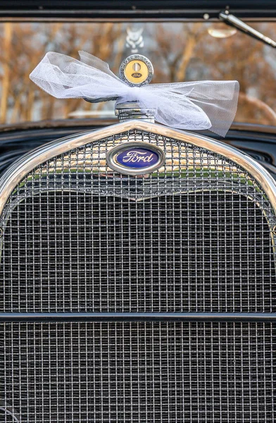 Coblence Allemagne 12.12.2019 Grill avant de l'ancienne Ford Typ A Tudor Sedan antique, construit en 1928 lors d'un mariage décoré — Photo