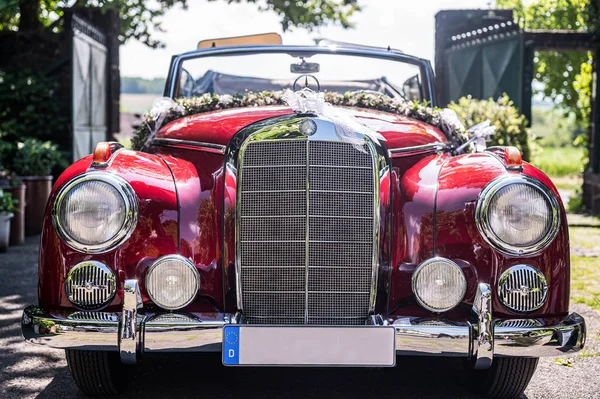 Ochtendung Alemania 25.05.2019 Mercedes-Benz Typ 300 Adenauer W186 Cabriolet lujo Oldtimer decorado para boda — Foto de Stock