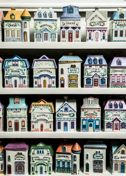 Oma 's vintage keuken kruiden plank gereedschap voor het koken in oude huis gevormde porseleinen containers — Stockfoto