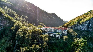 Portekiz 'in Madeira Adası' ndaki Nuns Vadisi 'nin yukarısındaki Eira do Serrado Oteli' nden panoramik dağların manzarası