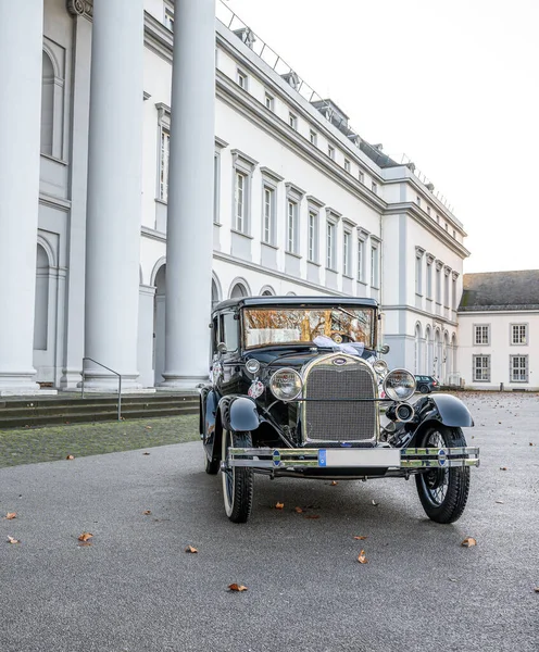 Koblenz Alemania 12.12.2019 Oldtimer antiguo Ford Typ A Tudor Sedán, construido en el año 1928 durante una boda decorada — Foto de Stock