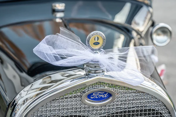 Coblence Allemagne 12.12.2019 Grill avant de l'ancienne Ford Typ A Tudor Sedan antique, construit en 1928 lors d'un mariage décoré — Photo