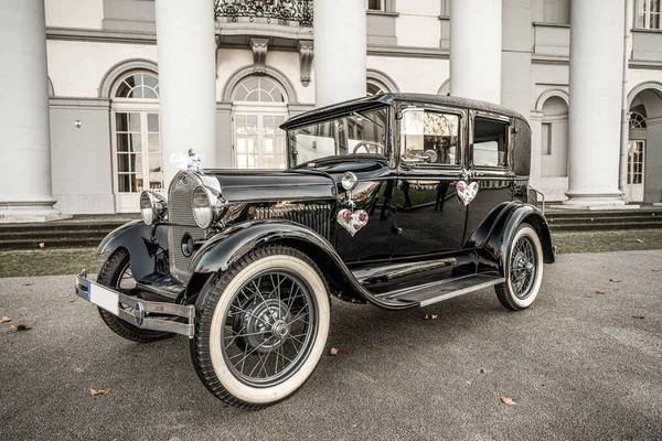 Koblenz Alemania 12.12.2019 Oldtimer antiguo Ford Typ A Tudor Sedán, construido en el año 1928 durante una boda decorada — Foto de Stock
