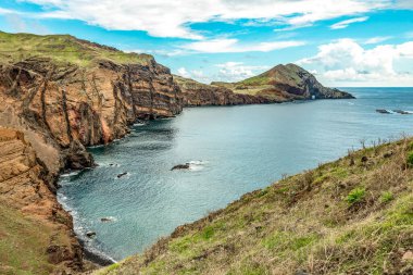 Portekiz 'in Madeira adası Ponta de Sao Lourenco' daki Atlantik Okyanusu 'nun kayalık kayalıklarının manzarası.