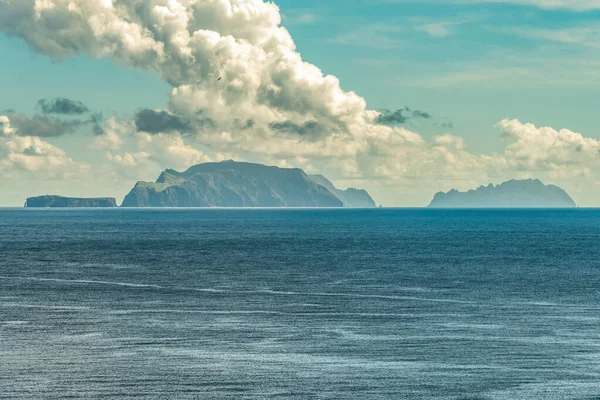 Vista de falésias rochosas águas límpidas do Oceano Atlântico na Ponta de São Lourenco, ilha da Madeira, Portugal — Fotografia de Stock