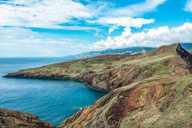 Portekiz 'in Madeira adası Ponta de Sao Lourenco' daki Atlantik Okyanusu 'nun kayalık kayalıklarının manzarası.