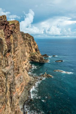 Portekiz 'in Madeira adası Ponta de Sao Lourenco' daki Atlantik Okyanusu 'nun kayalık kayalıklarının manzarası.