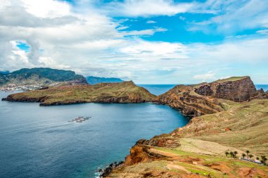 Portekiz 'in Madeira adası Ponta de Sao Lourenco' daki Atlantik Okyanusu 'nun kayalık kayalıklarının manzarası.