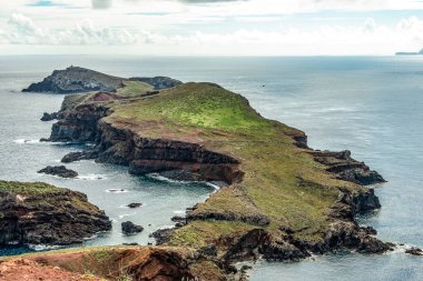 Portekiz 'in Madeira adası Ponta de Sao Lourenco' daki Atlantik Okyanusu 'nun kayalık kayalıklarının manzarası.